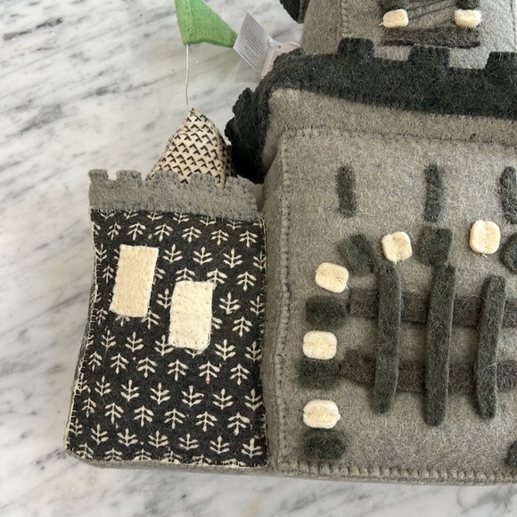 New Fiona Walker Grey Wool 3D Castle Wall Hanging - Picture 3 of 5